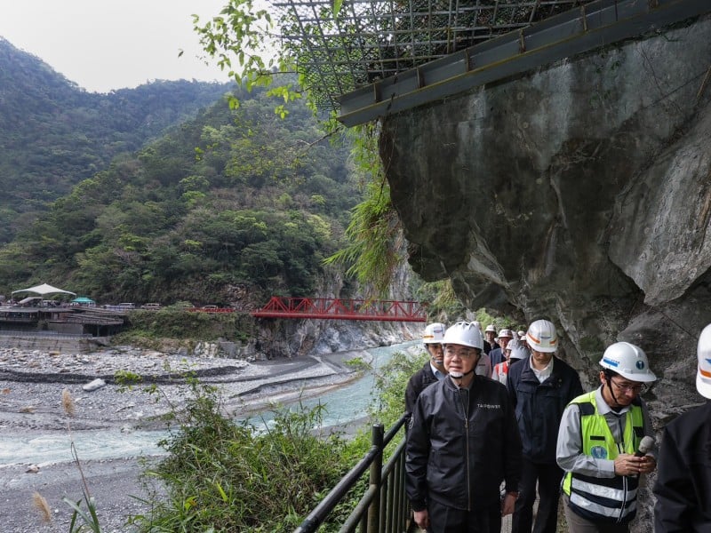 盼早日「將長春祠還給太魯閣」 ! 卓揆感謝工程團隊辛勞付出 向中橫國軍先驅祭拜祈福