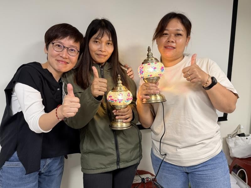 點亮自己也溫暖家人　新住民手作彩色六角星燈好療癒