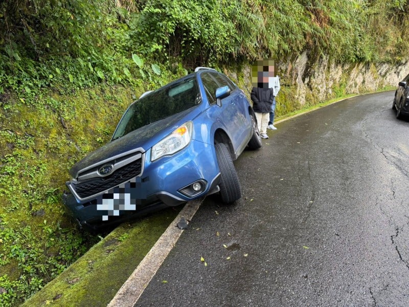 山區遊玩車陷山溝　天祥警即刻救援助脫困