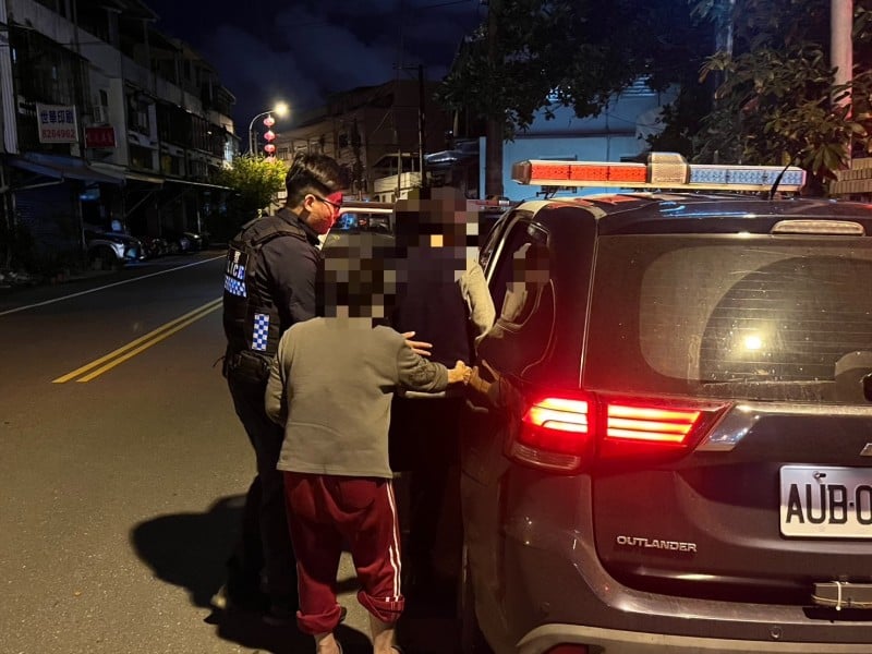 老翁雨夜迷途發抖　新城警暖心助返