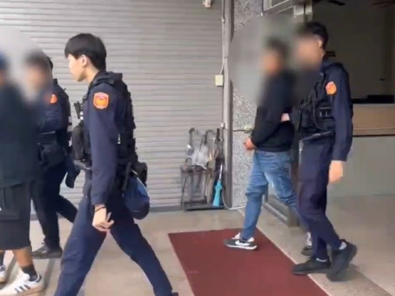 疑似酒後糾紛爆衝突 花警控制現場依法逮捕送辦