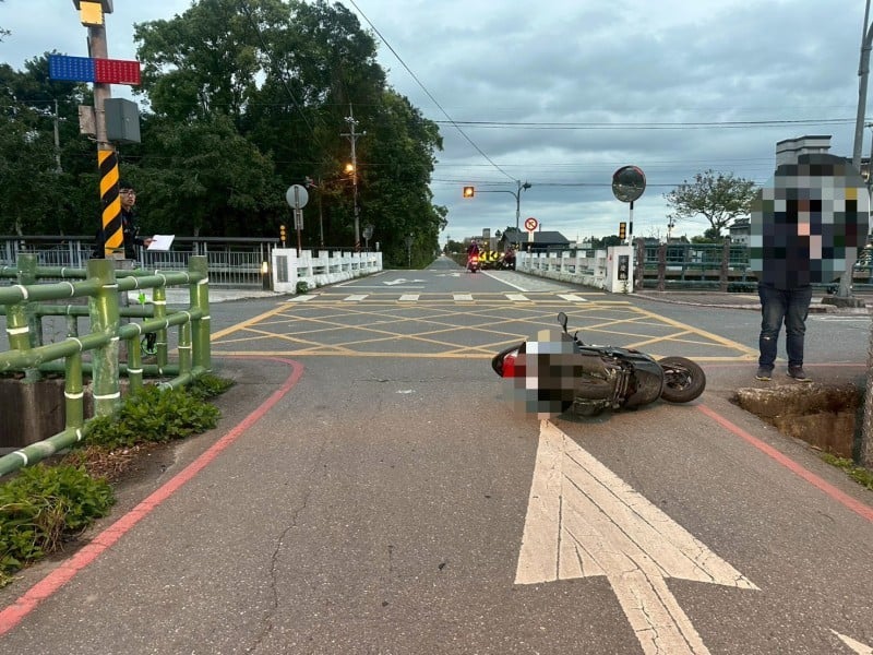 七腳川溪防汛道路兩機車交叉撞 兩騎士挫傷