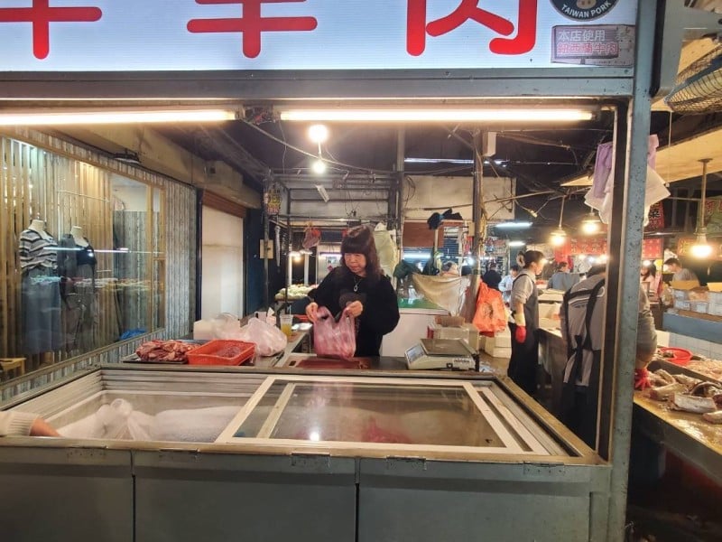 守著攤位也守著記憶：花蓮黃昏市場裡的三十年「日常」