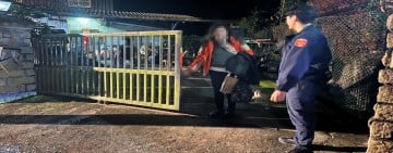 祖母等在門口 ! 男深夜行動不便無法返家 暖警援手