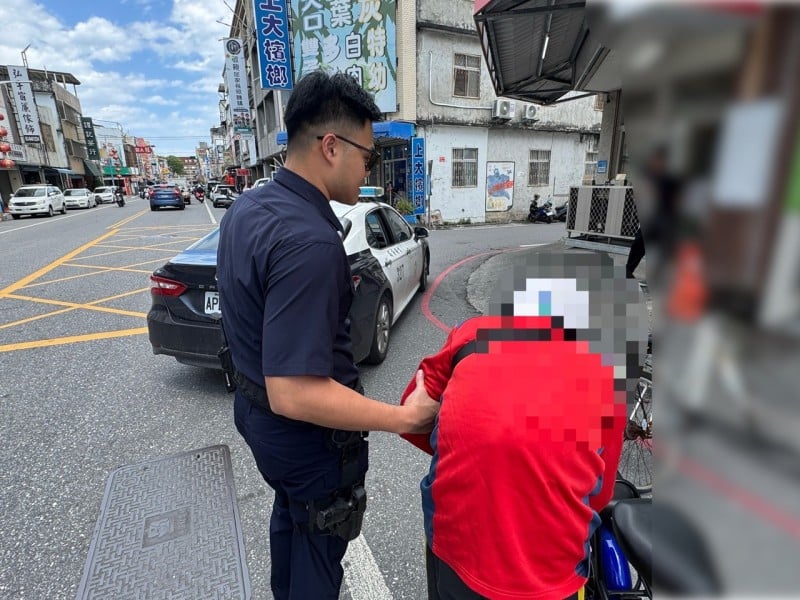 老翁騎車突感雙腳無力困路旁  吉安警熱心協助平安返家