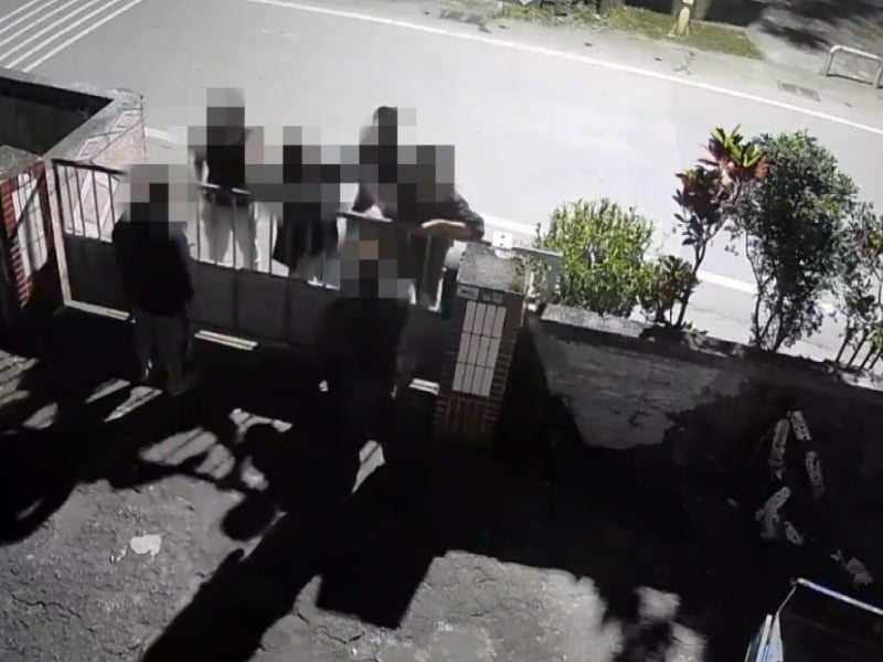 婚宴敬酒變打架 ! 22歲男頭部傷 4友人住家門口丟酒瓶出氣