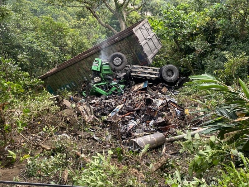 連結大貨車蘇花墜谷 ! 車頭全毀、貨車櫃分離