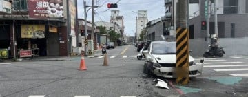 自小客自撞電桿又「彈」撞另一部汽車