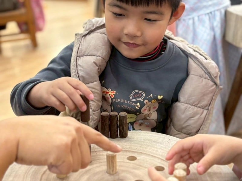 觸摸木材紋理、木製桌遊、動手製作 ! 中城國小幼兒 親近大自然素材、翻轉3C童年