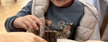 觸摸木材紋理、木製桌遊、動手製作 ! 中城國小幼兒 親近大自然素材、翻轉3C童年