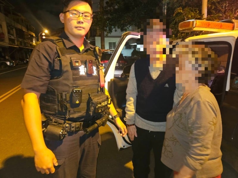 老翁雨夜迷途瑟瑟發抖 暖警助返家