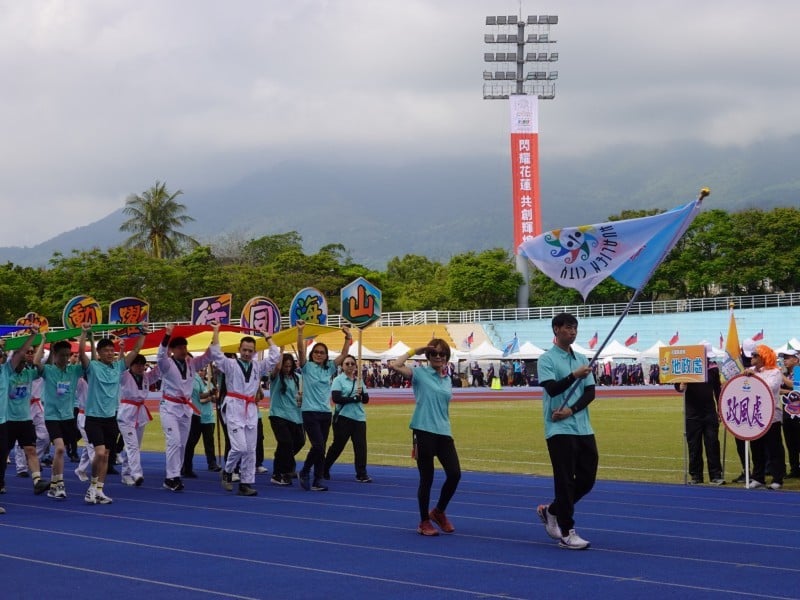 縣府運動會 花蓮市公所創意進場展現團隊精神