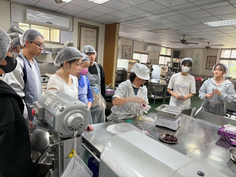 國中生體驗技職多元特色課程，花農授證”農的傳人” 