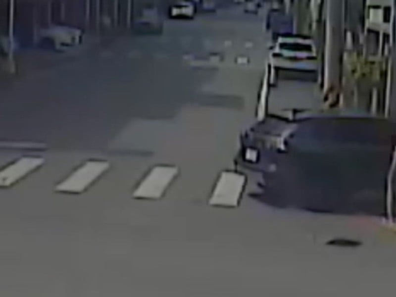 汽車車門被男子無故強拉強開