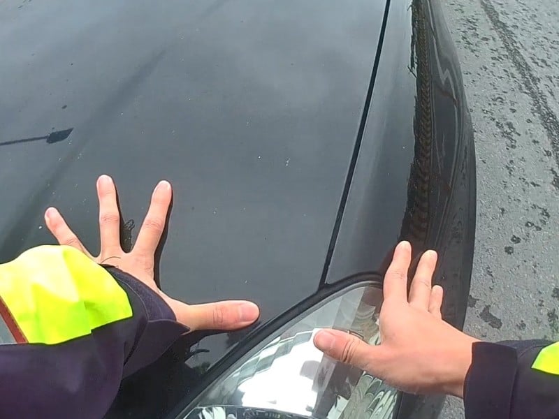 車拋錨困橋面「暖警徒手推車」　排除路障 