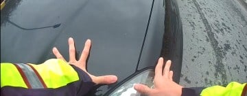 車拋錨困橋面「暖警徒手推車」　排除路障 