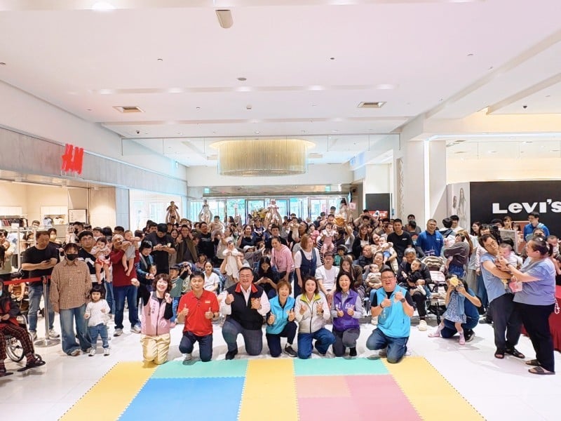 寶寶爬行比賽萌翻全場