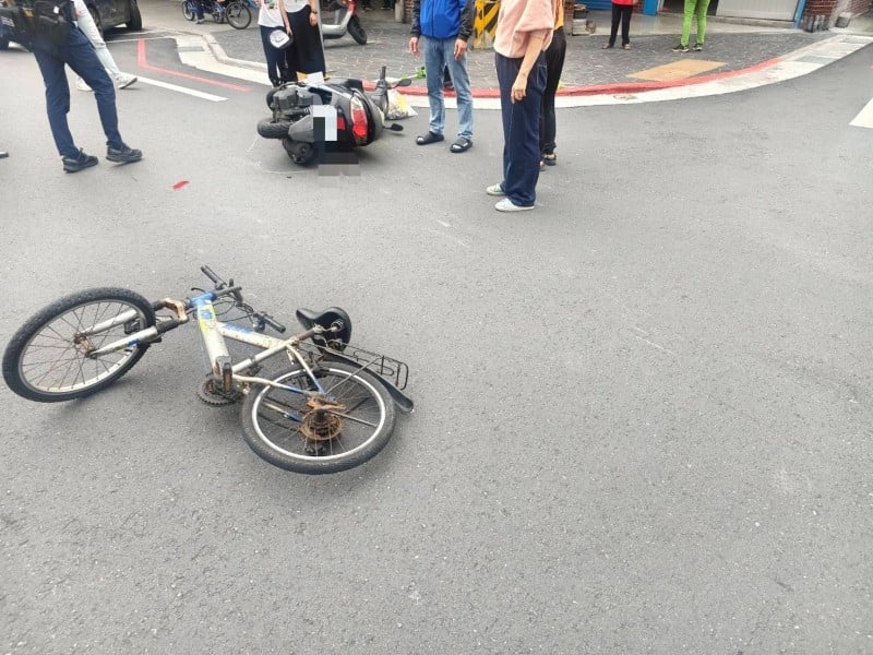 單車與機車相撞 單車騎士重傷送醫