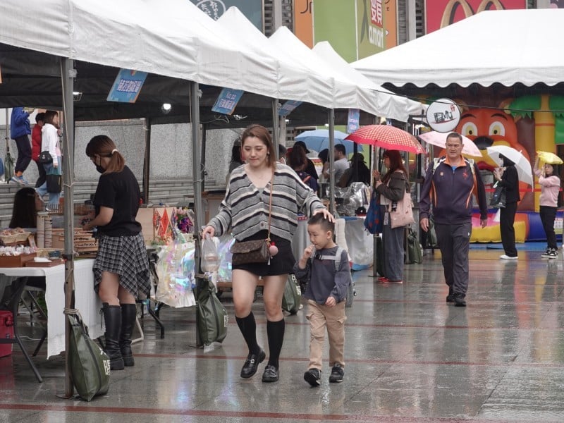 市公所攜手遠百打造最溫馨親子充電站