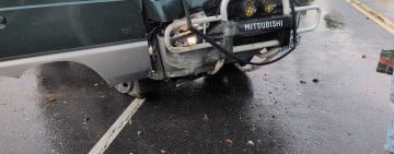 休旅車路滑自撞變廢鐵 ! 乘客拋飛、駕駛夾車內