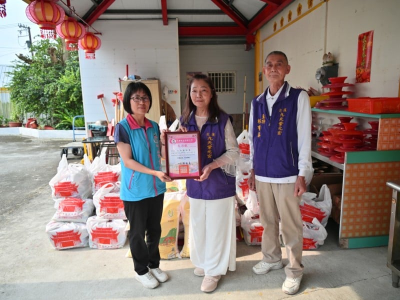 吉安鄉九天紫元宮捐助物資照顧弱勢  鄉長游淑貞感謝宗教濟世助人