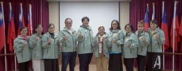 花蓮市公所贈原民婦女幹部工作外套