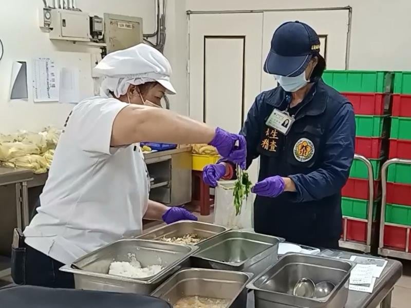 守護學童餐桌安全！ 衛生局查核校園午餐及團膳業者檢驗全數合格