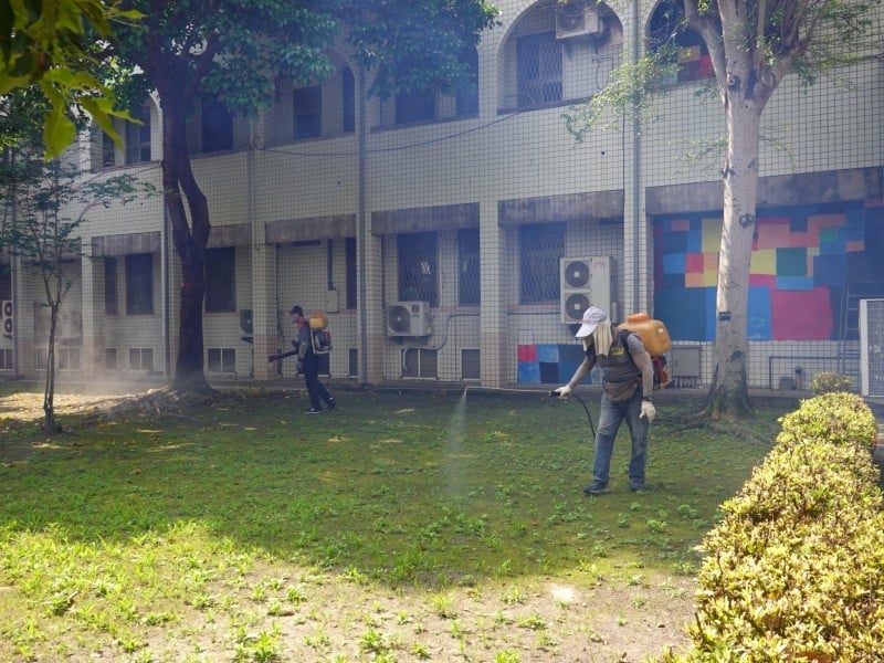 清潔隊於明恥國小周邊執行環境噴藥防治小黑蚊
