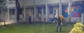 清潔隊於明恥國小周邊執行環境噴藥防治小黑蚊