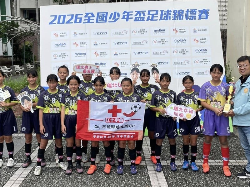 瑞北國小「女足隊、拔河隊」勇奪全國比賽殊榮 鄉長吳萬德率團貼紅祝賀
