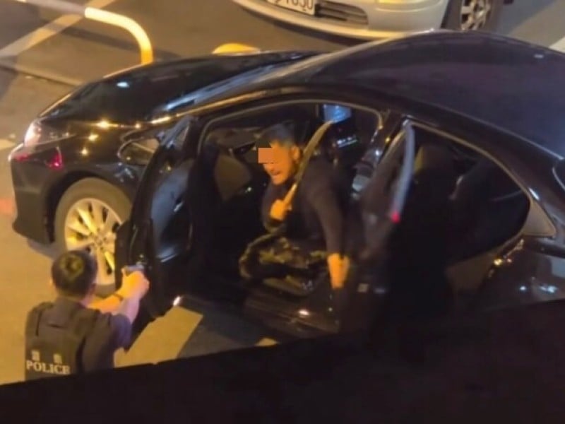 市區警匪持槍追逐 ! 男侵占租賃車「持大彎刀架脖威脅自傷」對恃逃逸 今豐濱落網