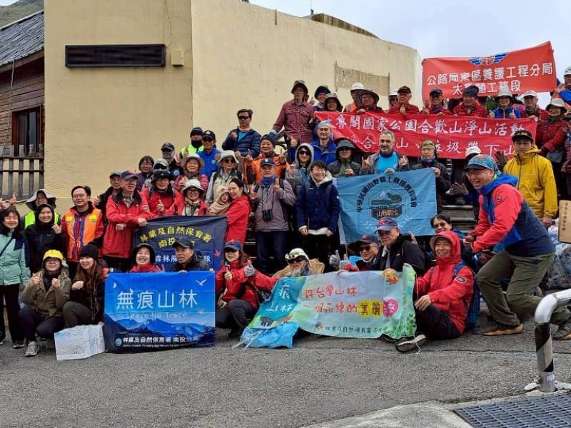 攜手清淨小小多山的國家公園  2天百餘人合歡山淨山 外籍人士也加入行列