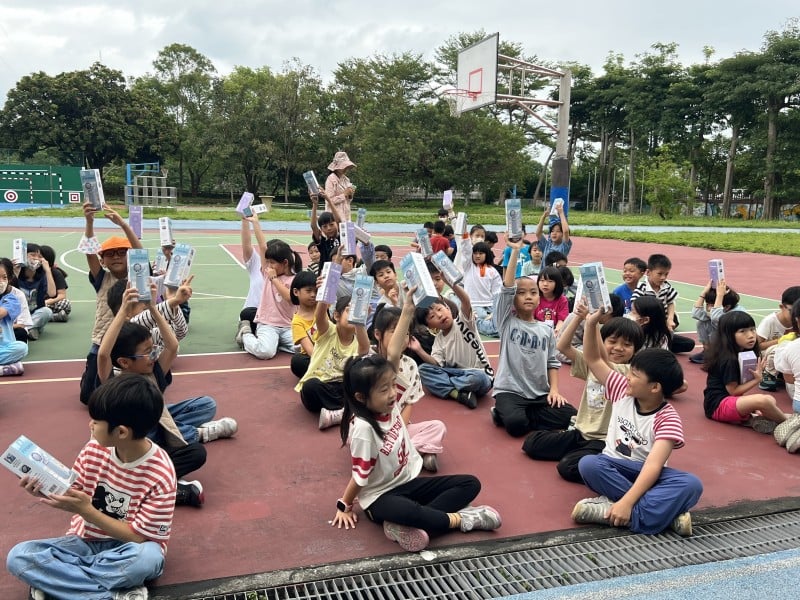 打造師生全方位避暑防護網  家長會贈冰敷扇 明禮國小師生享受帶著走的清涼