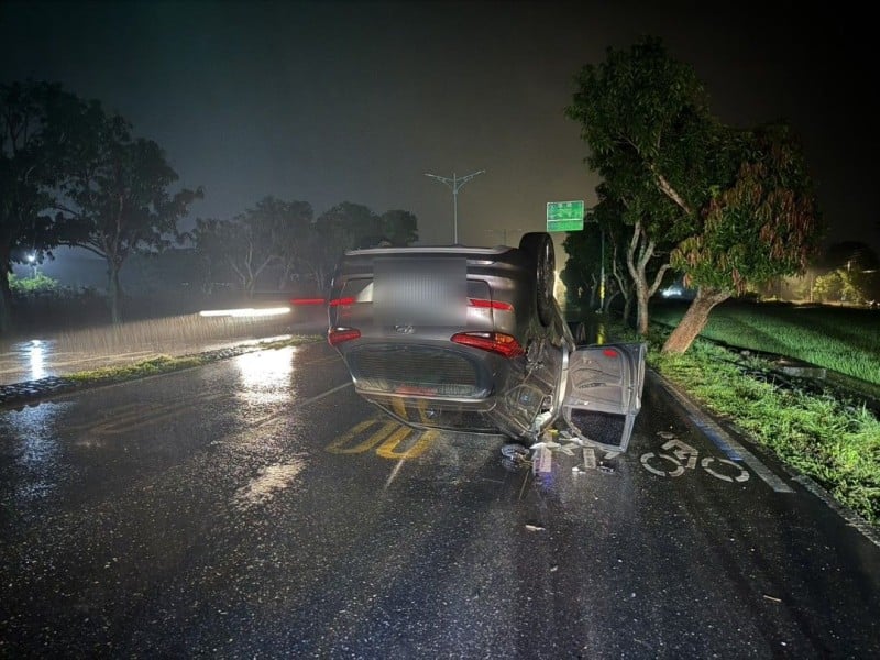 酒駕「撞擊電箱翻車」! 陳姓駕駛依刑法公共危險罪送辦