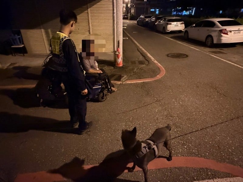 電動輪椅沒電男子受困路中 暖警巡邏發現助返家