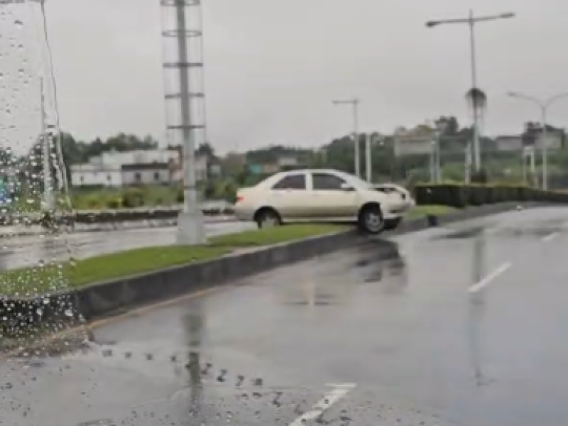 花蓮吉安雨天路滑釀意外　自小客車失控衝上安全島幸無人傷