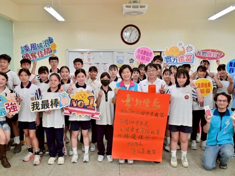 化仁國中舞蹈與戲劇雙雙勇奪全國特優 鄉長游淑貞張貼紅榜祝賀  期許再創佳績約定下次見