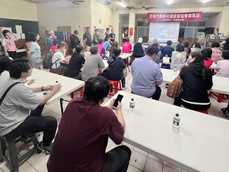 一排黃花風鈴木被留下來了：商校街第四次說明會後，花蓮保住一段街道記憶