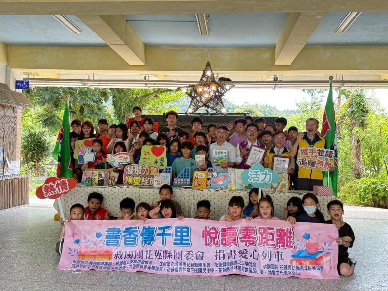 三棧國小、富世國小偏鄉贈書 ! 救國團: 書像一扇窗 打開享受更寬闊視野