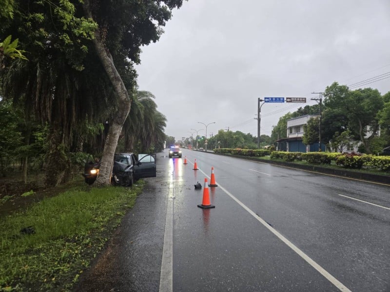 七旬男駕車自撞路樹 送醫不治