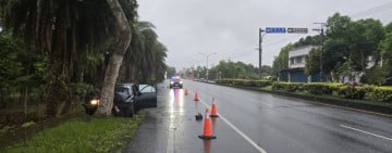 七旬男駕車自撞路樹 送醫不治