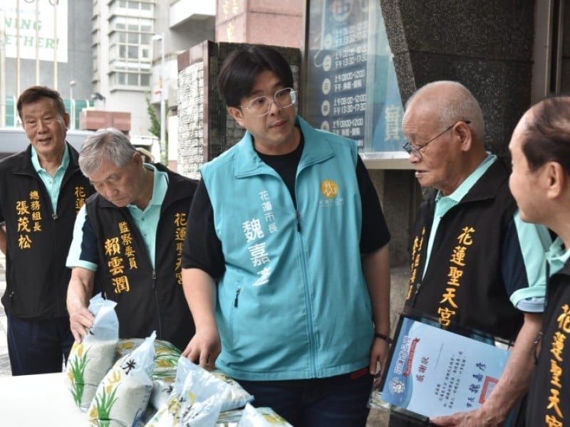 花蓮聖天宮捐贈白米400包