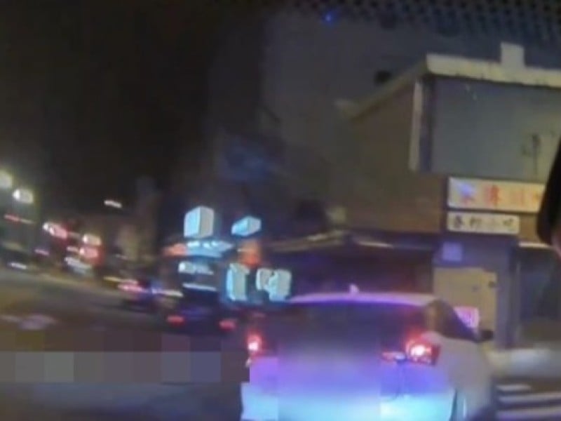 警車追逐拒檢逃逸車輛撞上店家牆壁