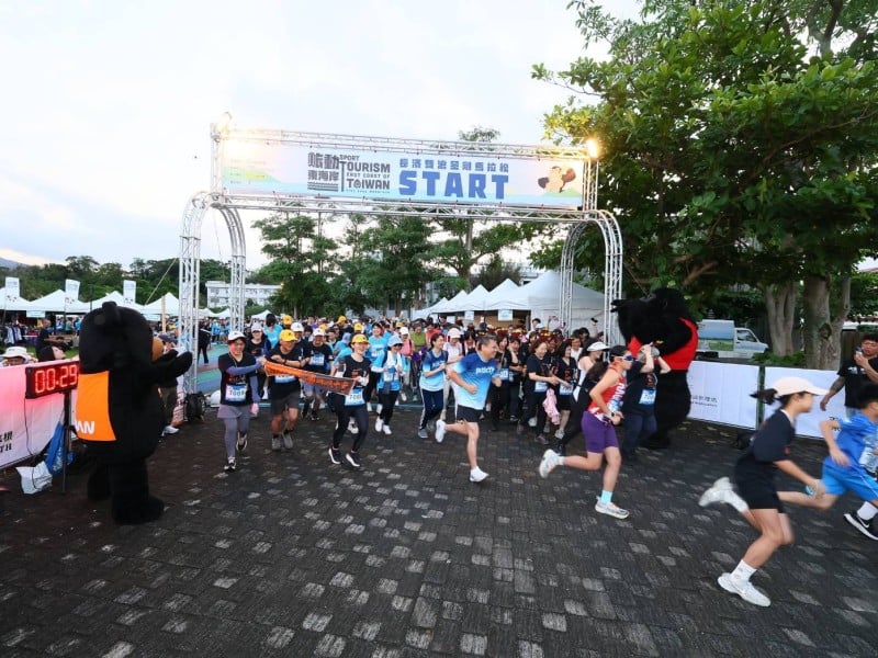 2026長濱金剛馬拉松「雙浪」開跑 ! 與喔熊組長開瓶慶祝完賽 