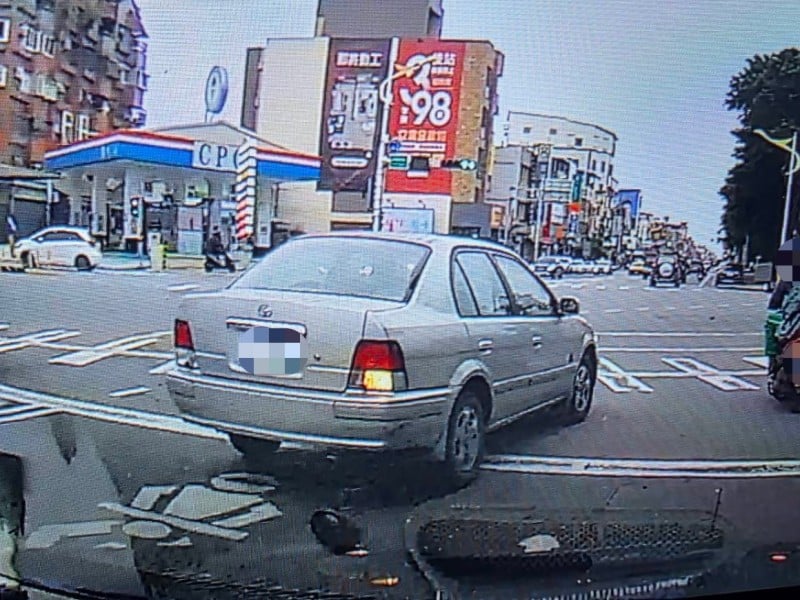 鬼切肇逃 花蓮中山 中央路口車禍銀色轎車撞雙載機車後逃逸