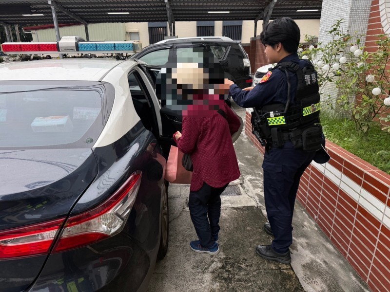老婦迷途街頭徬徨 員警護送返家