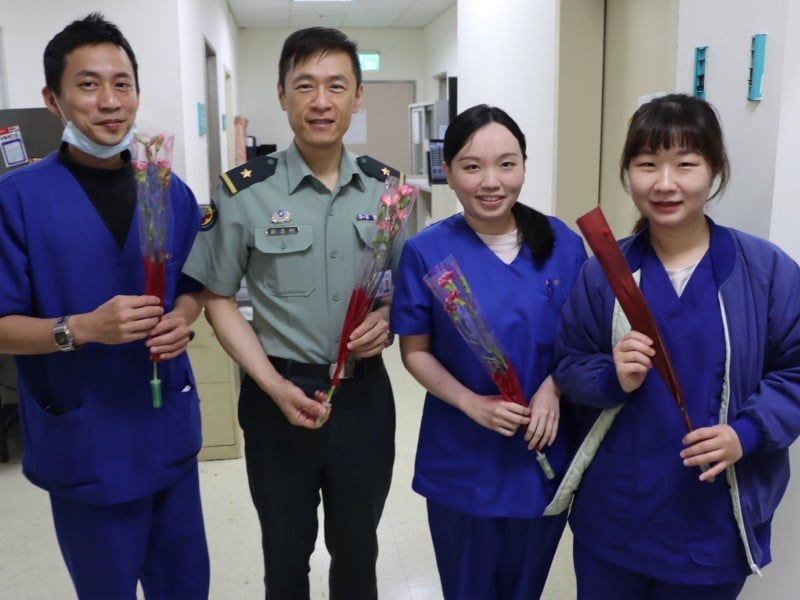 國軍花蓮總醫院母親節送暖　致贈康乃馨向女性同仁與民眾傳遞感恩