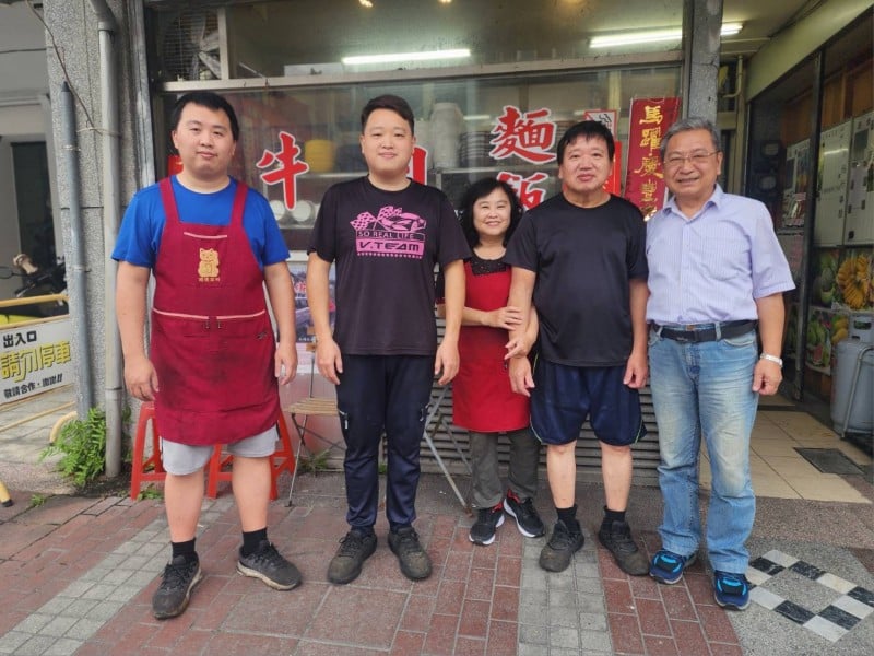 《謙手花蓮》邱展謙老師走進牛脾氣牛肉麵店 從教會牽起的姻緣到慶豐小店，鍾家人做出平價多元的好味道