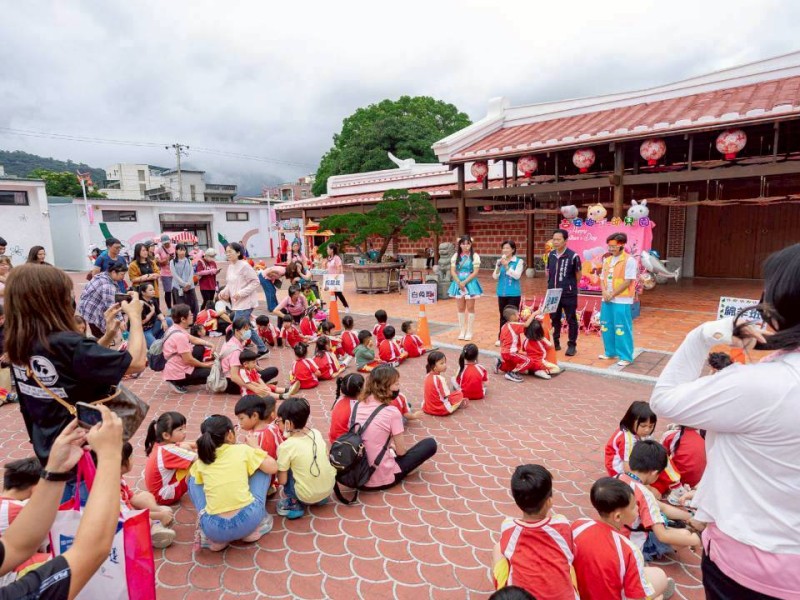 吉安「媽咪健康行」溫馨登場　 鄉幼親子健走結合國際藝術節歡慶母親節