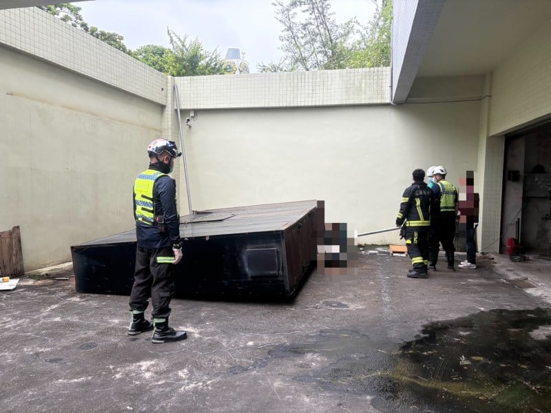 花蓮中正體育館工安意外　LED燈箱突倒塌砸中工人頭部搶救不治